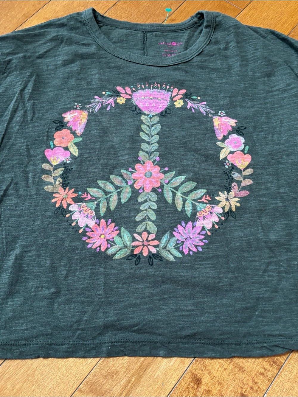 Natural Life Women’s Small Dark Green Floral Peace Sign Cropped Tee Sleeveless